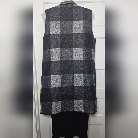 Mode Vin Rouge Fashion Black Grey Check Vest with Side Slits and Pockets - Picture 9 of 13